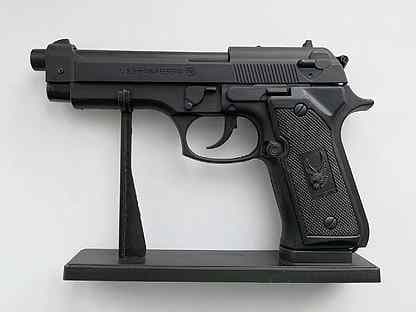Зажигалка пистолет Беретта газовая средняя на подставке NS6